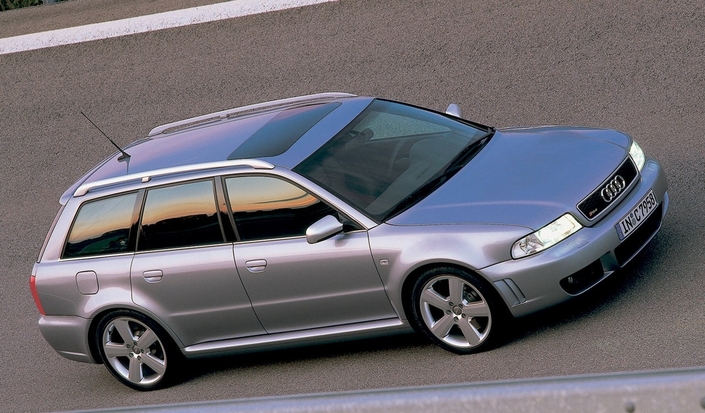 Le toit ouvrant était en option sur l'Audi RS4, ici en 2000. Un élément différentiant qui peut avoir son intérêt en collection.