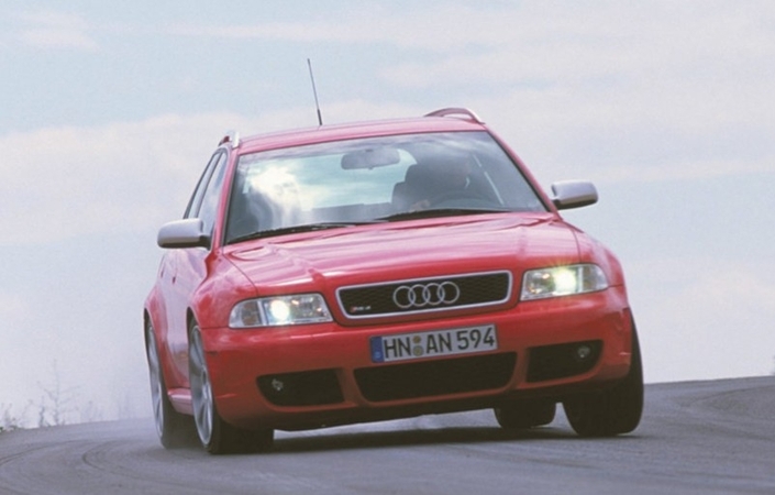 L'image raconte beaucoup de choses : l'Audi RS4 B5, ici en 2000, prend du roulis, donc il s'agit d'une auto d'abord extrêmement rapide et plutôt confortable, une GT donc et non une pure sportive.
