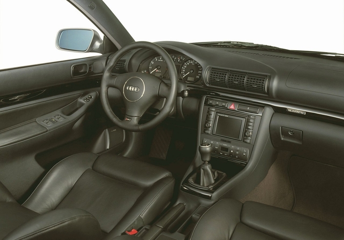 Dessin soigné, finition d'exception, le tableau de l'Audi RS4 B5 est un modèle du genre même si sa console centrale fait un peu fouillis. Ici en 2000, avec le GPS optionnel.