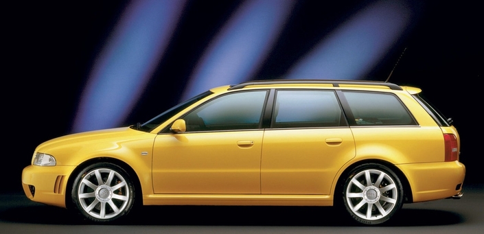 Uniquement proposée en break Avant, l'Audi RS4 B5 arbore des boucliers spécifiques, comportant des aérations à l'avant.