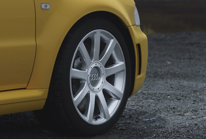 Les jantes de 18 pouces de l'Audi RS4 B5 sont inhabituellement grandes pour 2000, et les premières avaient tendance à se voiler. Normalement, elles sont toutes été corrigées.