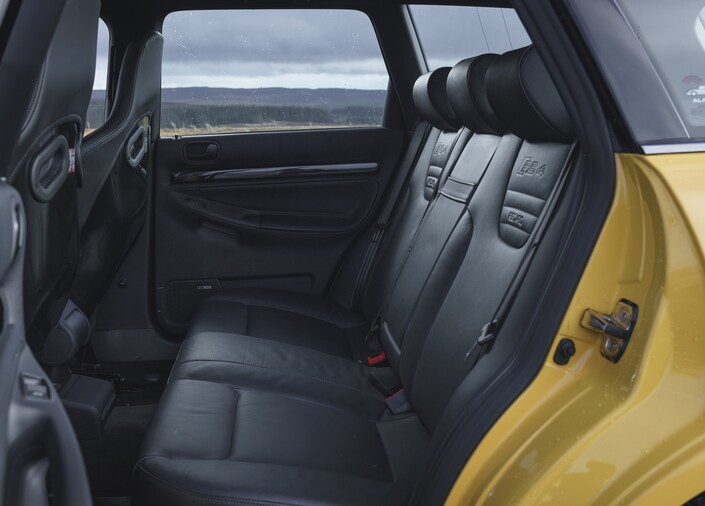 Pas immenses, les places arrière de l'Audi RS4 B5 peuvent tout de même accueillir trois passagers.