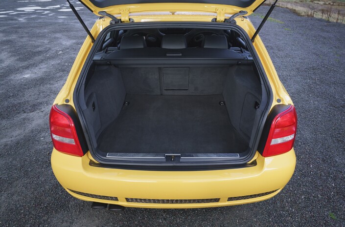 Le coffre de l'Audi RS4 n'est pas immense pour un break (de 390 l à 1 250 l) mais aucun auto aussi performante n'en offre autant en 2000 dans sa catégorie.