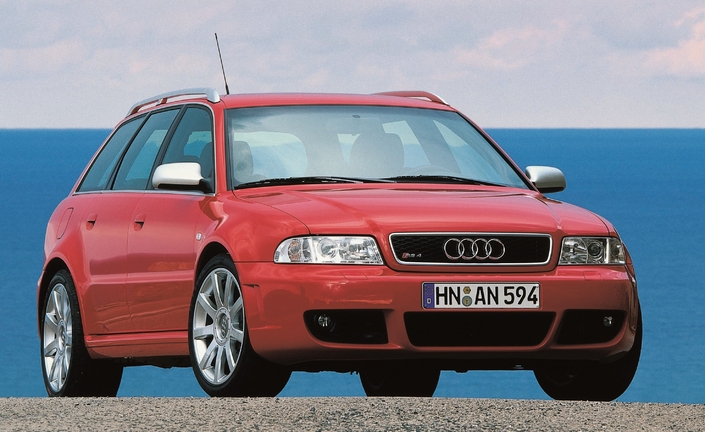 Tapie sur la route et campée sur des voies élargies, l'Audi RS4 B5 en impose sans jouer la carte du criard.