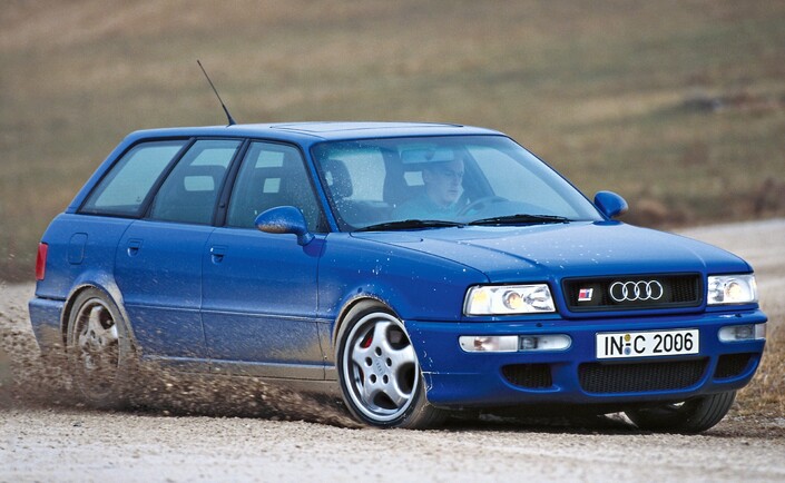 La première Audi RS, c'est la RS2 révélée fi1993. Elle posera des bases dont le constructeur ne s'écartera jamais pour ses familiales sportives.