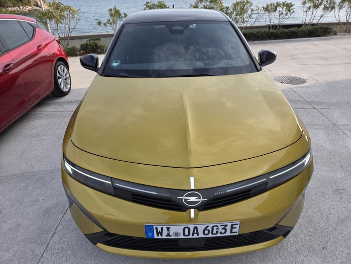 L’Astra Hybride Rechargeable est la version qui reçoit les évolutions mécaniques les plus importantes.