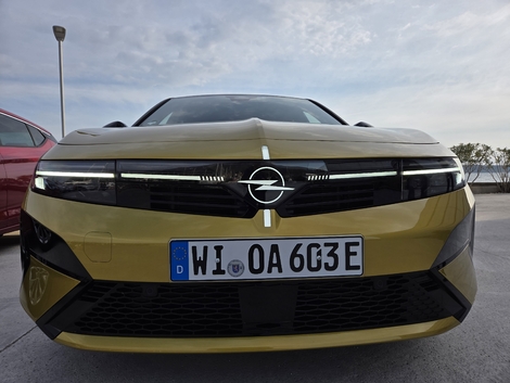 Dès le contact mis, y compris de journée, la face avant de l'Astra prend des airs de sapin de Noël.