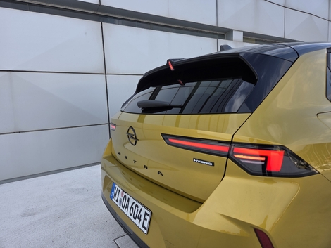 A l'arrière, aussi, les feux sont allumés en permanence.