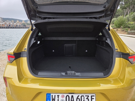 Comptés, les bagages devront également l’être tant le coffre est peu volumineux.