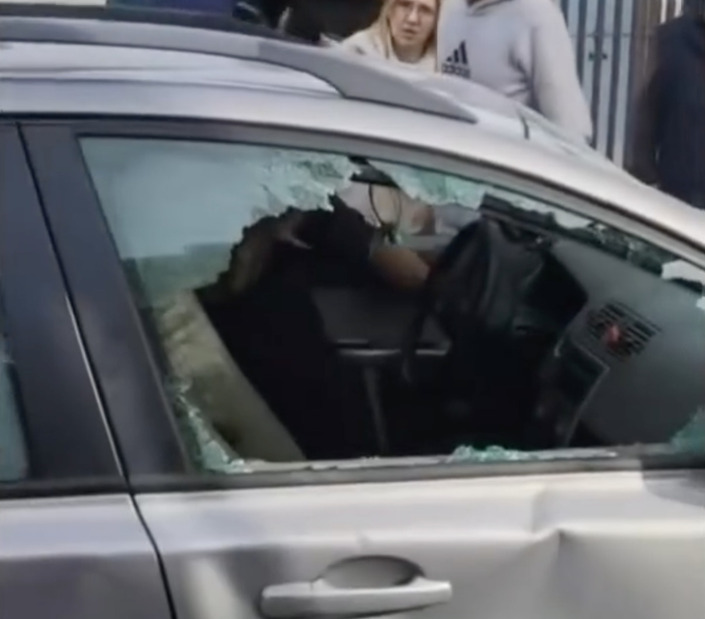 Elle fonce en sens inverse et manque de renverser des piétons dans une ruelle