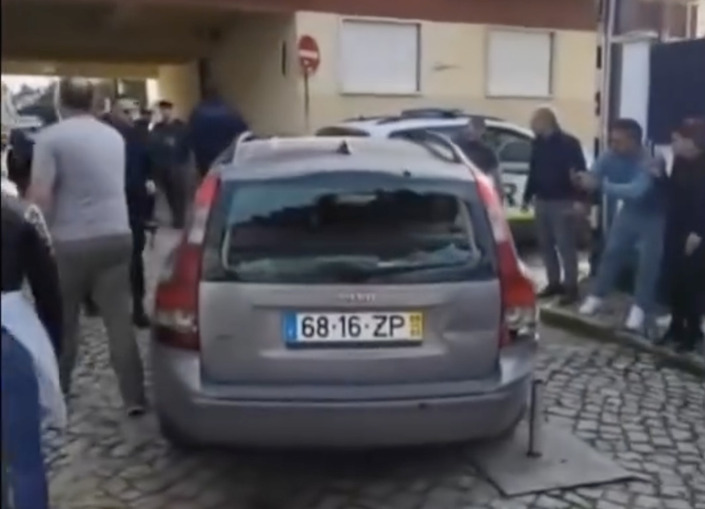 Elle fonce en sens inverse et manque de renverser des piétons dans une ruelle