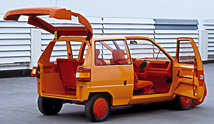 Marcello Gandini proposera en 1984 sa Piccola, dont la carrosserie dotée d'énormes éléments en plastique, serait assemblée en 30 minutes seulement.