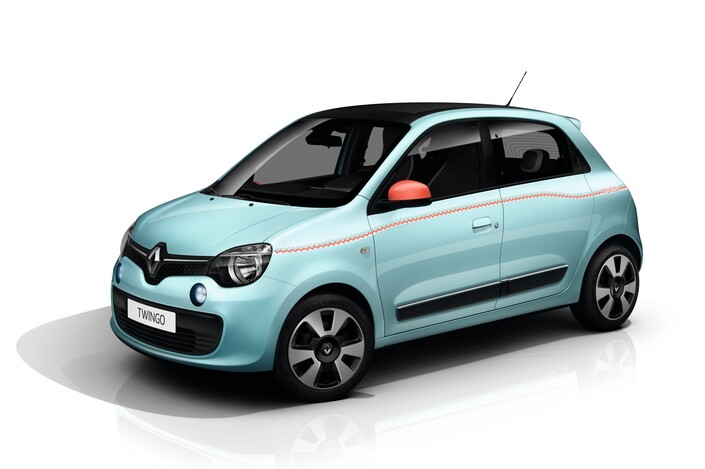 En 2014, la Renault Twingo 3 retrouve un peu de la bouille de 1993 mais sa base de Smart interdit tout retour de la proverbiale modularité.