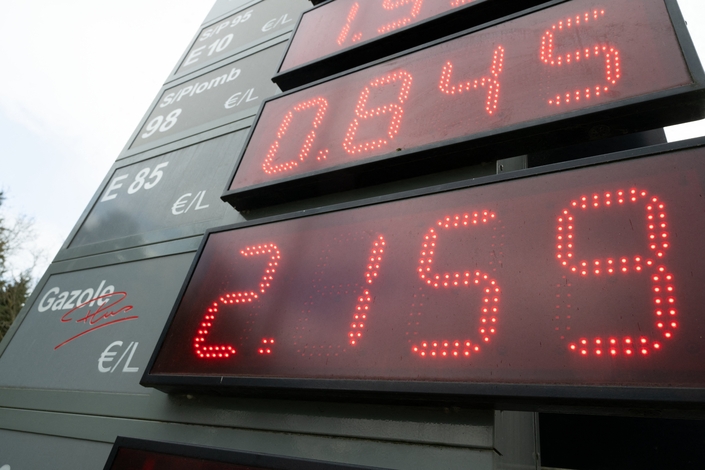 Les prix à la pompe risquent de rester élevés un certain temps ? La faute à l’effet cliquet. Crédit photo : MaxPPP.