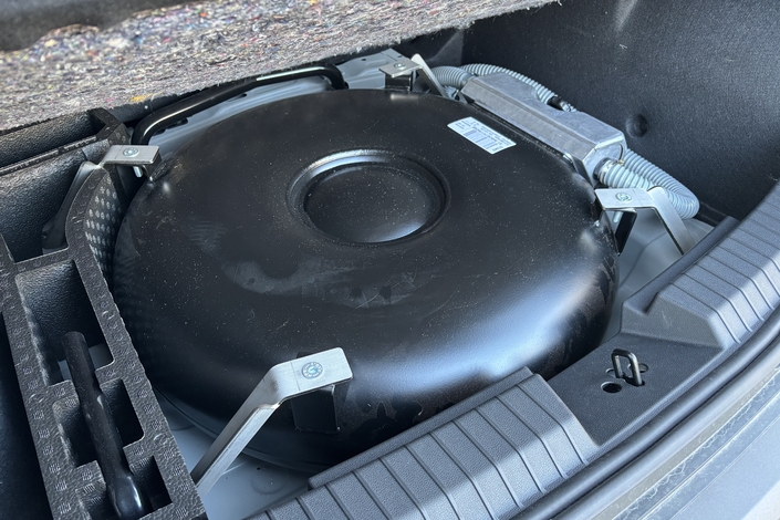Très souvent, le réservoir de GPL vient en lieu et place de la roue de secours, mais vous conservez le réservoir de carburant.