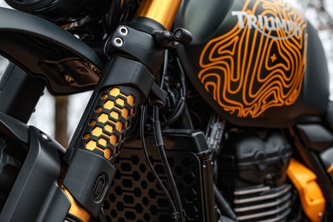 FCR Original « Escape » : la Triumph Scrambler 400 XC qui se prend pour une reine du désert !