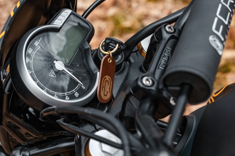 FCR Original « Escape » : la Triumph Scrambler 400 XC qui se prend pour une reine du désert !