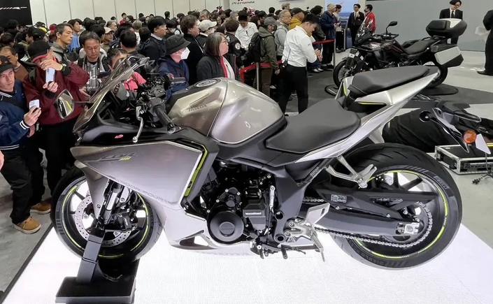 La nouvelle sportive quatre-cylindres Honda CBR400R Four E-Clutch présentée au Japon