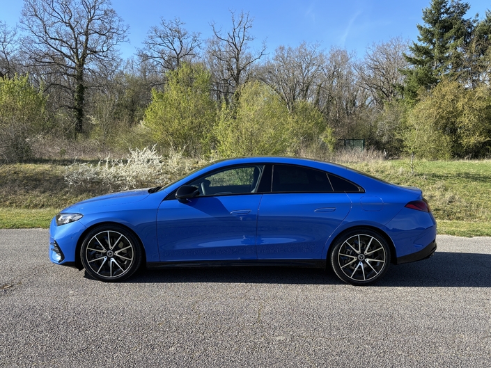 La Mercedes CLA hybride est moins à l’aise que l’électrique en ville.