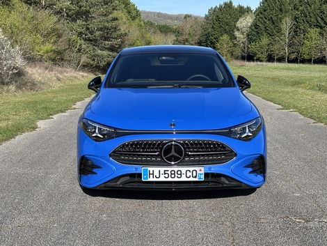 La Mercedes CLA 200 hybride, à partir de 50 250 €, hors malus.