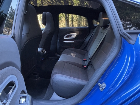 L’espace aux genoux à l’arrière est très correct. La silhouette de coupé invite à se contorsionner pour entrer.