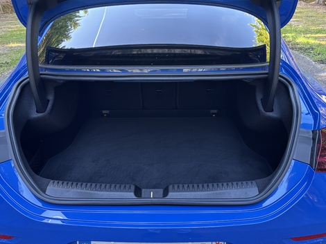 Le coffre sous forme de malle offre une contenance de 405 litres. La version shooting brake contentera ceux qui recherchent plus d’espace de chargement.