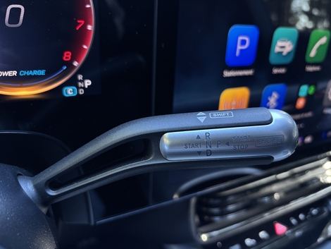 Il n’y a plus de bouton démarrage dans le CLA. Il suffit d’entrer et d’actionner le levier de la boîte automatique pour démarrer le moteur.