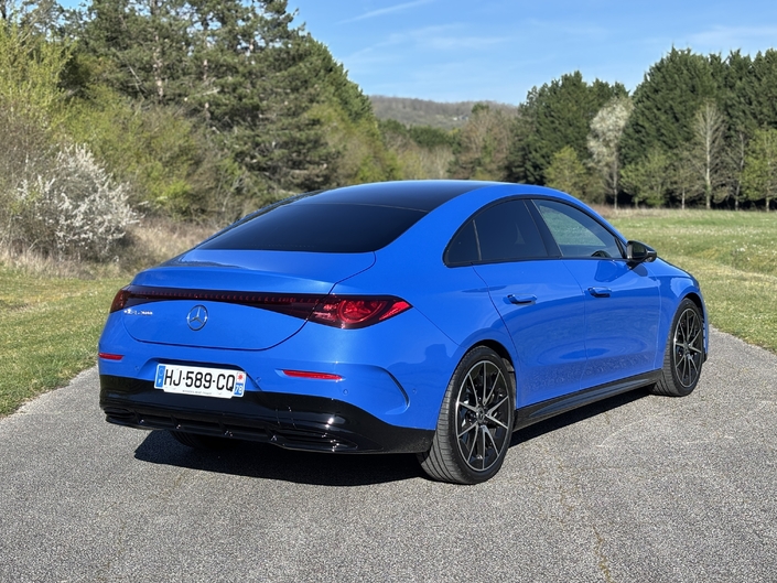 Cette CLA 200 hybride en finition AMG Line est facturée 55 000 € hors options. Un prix au-dessus de la concurrence.
