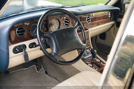 Qui veut rouler avec l’ancienne Bentley de Giorgio Armani ?