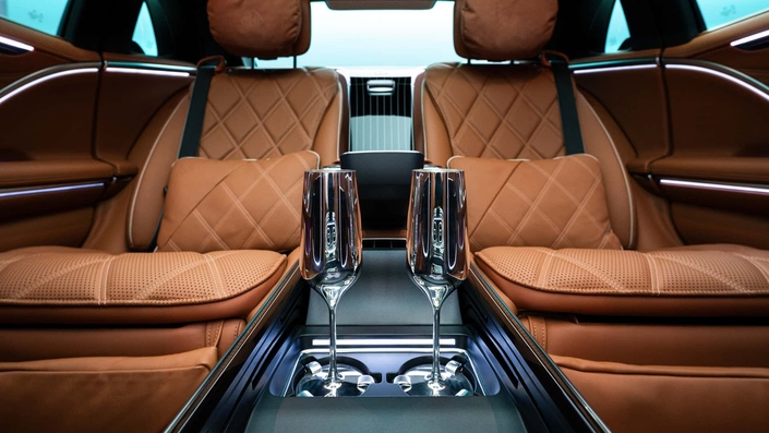 La Mercedes-Maybach Classe S n’est disponible qu’en version « châssis long » et quatre places.