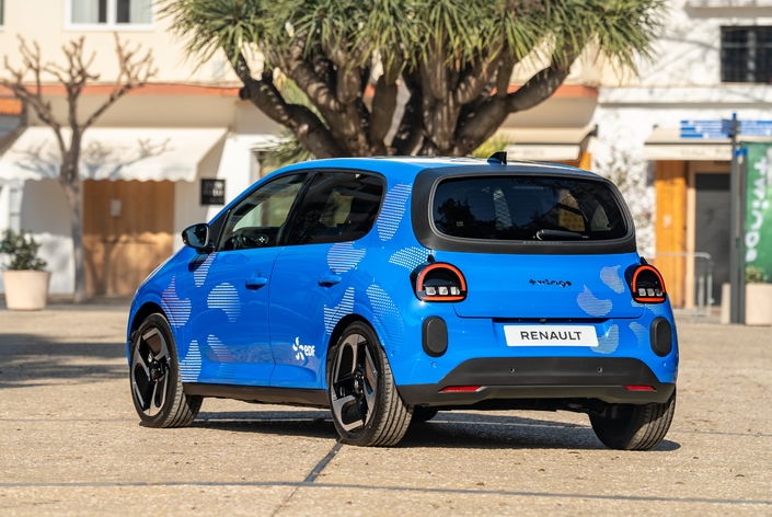 Même dans cette version "société", elle garde une sacrée gueule.