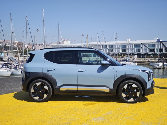 Le profil est trapu, cubique. On note les poignées de porte rétractables et des jantes de 18 pouces sur notre finition Earth. Les protections d'ailes en plastique sont imposantes.