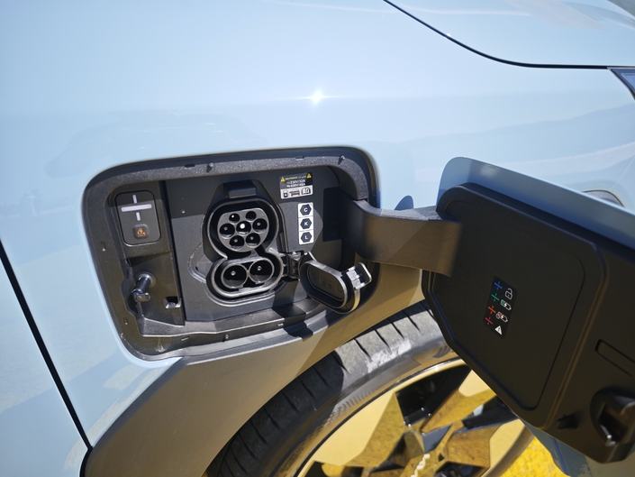 L'EV2 propose deux batteries, une "Autonomie Standard' de 42,2 kWh, et une "Autonomie Longue" de 61 kWh. Les deux chargent de 10 à 80 % en moins de 30 minutes.