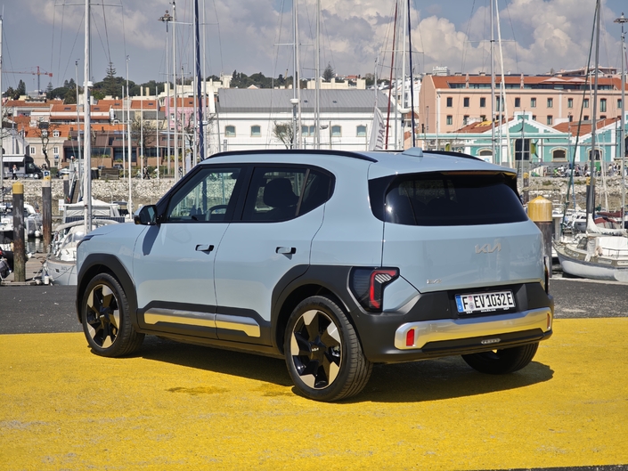 Pas un parangon de beauté, mais pas vilain non plus cet EV2. Les feux arrière sont un peu bas et plus vulnérables en cas de choc arrière.