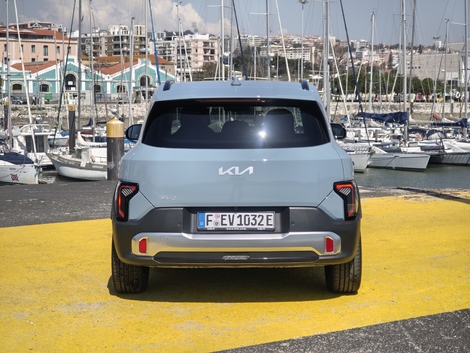 A l'arrière, les feux sont rejetés très bas, et le hayon est très vertical.