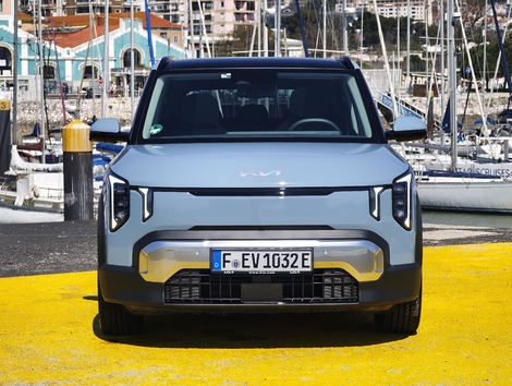 La face avant très verticale arbore des optiques verticales et une signature lumineuse en deux parties.