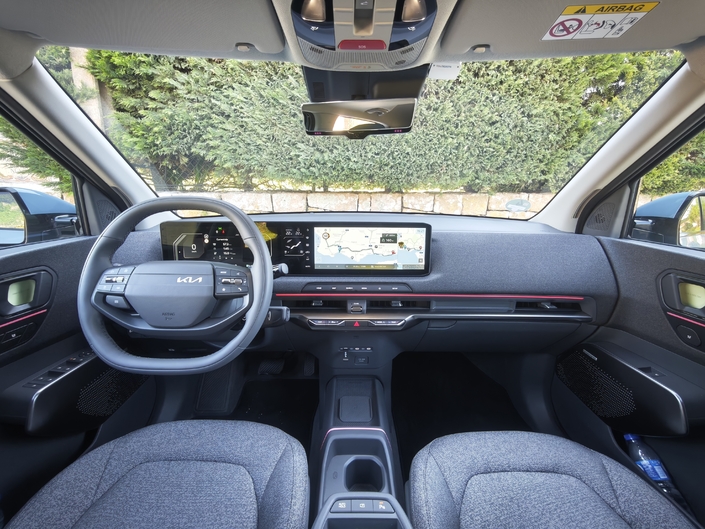 L'habitacle est un peu gris, la qualité des matériaux dans la moyenne de la catégorie. La triple dalle numérique 12,3/5,5/12,3 pouces en impose, tandis que le dessin est assez moderne et l'ergonomie réussie.