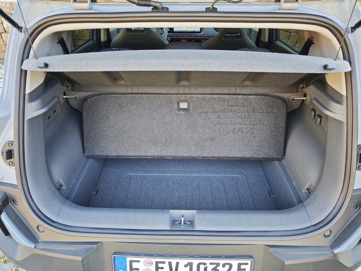 Le volume de coffre de 362 litres est moyen pour la catégorie. Le double plancher de coffre ne peut pas se poser au fond , c'est dommage. Un frunk de 15 litres complète le volume utile.