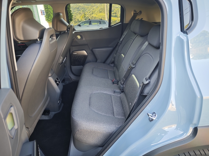 L'habitabilité arrière est correcte, sans plus, et équivalente à la berline compacte du constructeur, la Ceed. La banquette 3 places fixe est confortable.