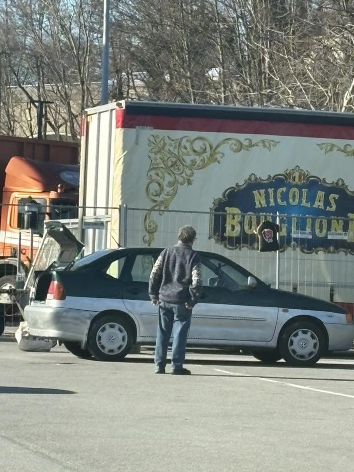 Repeindre sa voiture sur un parking, ce n’est pas une très bonne idée