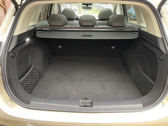 Un coffre très spacieux (1 910 l maxi), mais le plancher n’est pas plat.