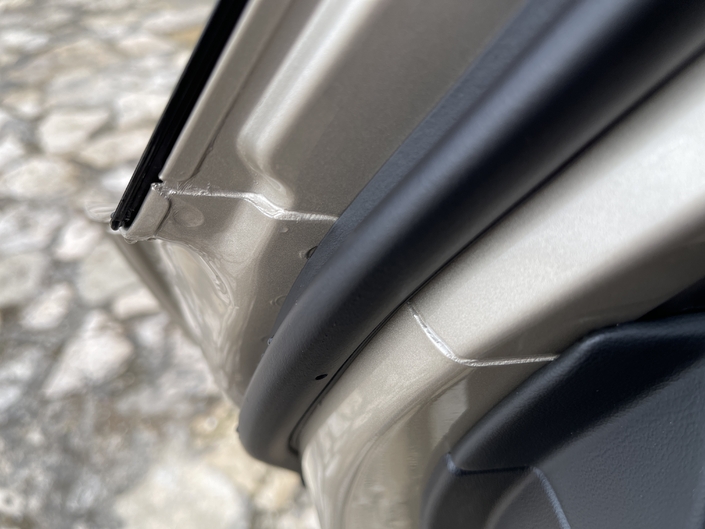 Si l’habitacle est bien fini, la carrosserie manque franchement de soin…