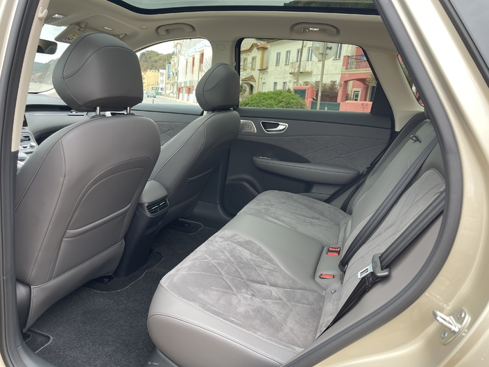 La banquette arrière, certes non coulissante, prodigue un confort rare, et l’espace disponible est considérable.