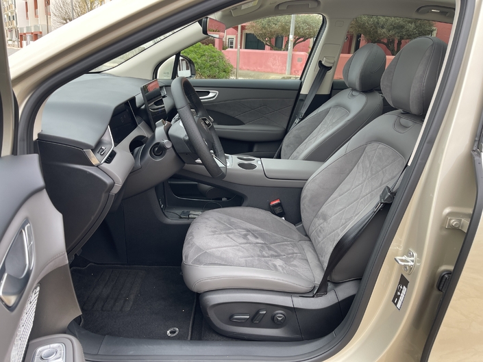 Les sièges avant du MGS6, réglables électriquement, sont très confortables.