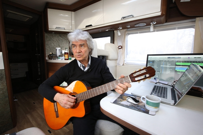 Si le camping-car est sa maison, c’est aussi son bureau. Crédit photo : MaxPPP.