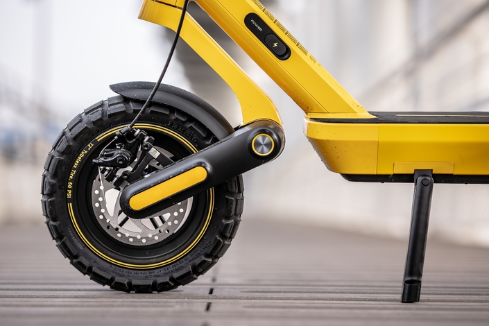 Les pneus 12 pouces tubeless tentent un compromis entre tout terrain et route avec un certain succès.