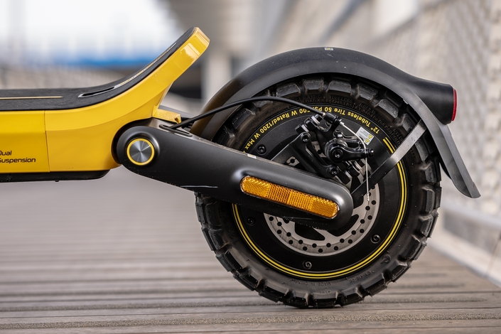 Le moteur est logé dans la roue arrière et dispose d’un antipatinage électronique.