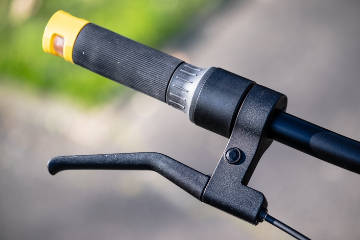 Les manettes de freins en plastique sont cheap.