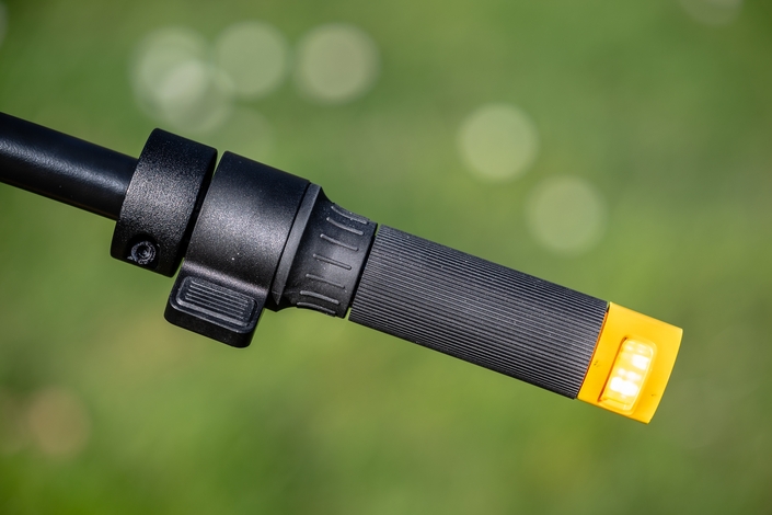 Le contrôleur d’accélération est étendu (façon moto) pour mieux s’adapter aux gants.