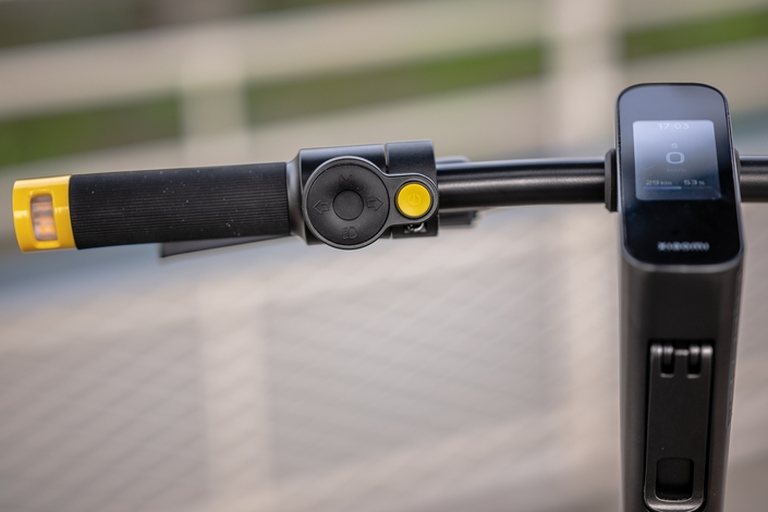 Les boutons de contrôle sont ergonomiques, mais manquent un peu de relief pour les gants.